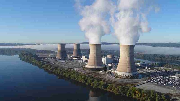 Three Mile Island Nuclear Generating Station - The Three Mile Island nuclear power plant on Three Mile Island, circa 1979, tags: microsoft mit constellation energy für - CC BY-SA