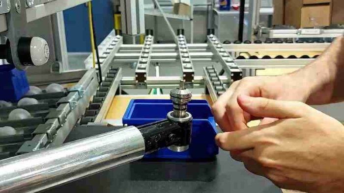 Künstliche Intelligenz kann eine große Hilfe für Mitarbeitende in der Produktion sein. Das zeigen wir an in der Qualitätskontrolle an unserem Standort in Bochum in der LPS Lern- und Forschungsfabrik. - Digital concept art for illustrative purpose, tags: ki - Monok